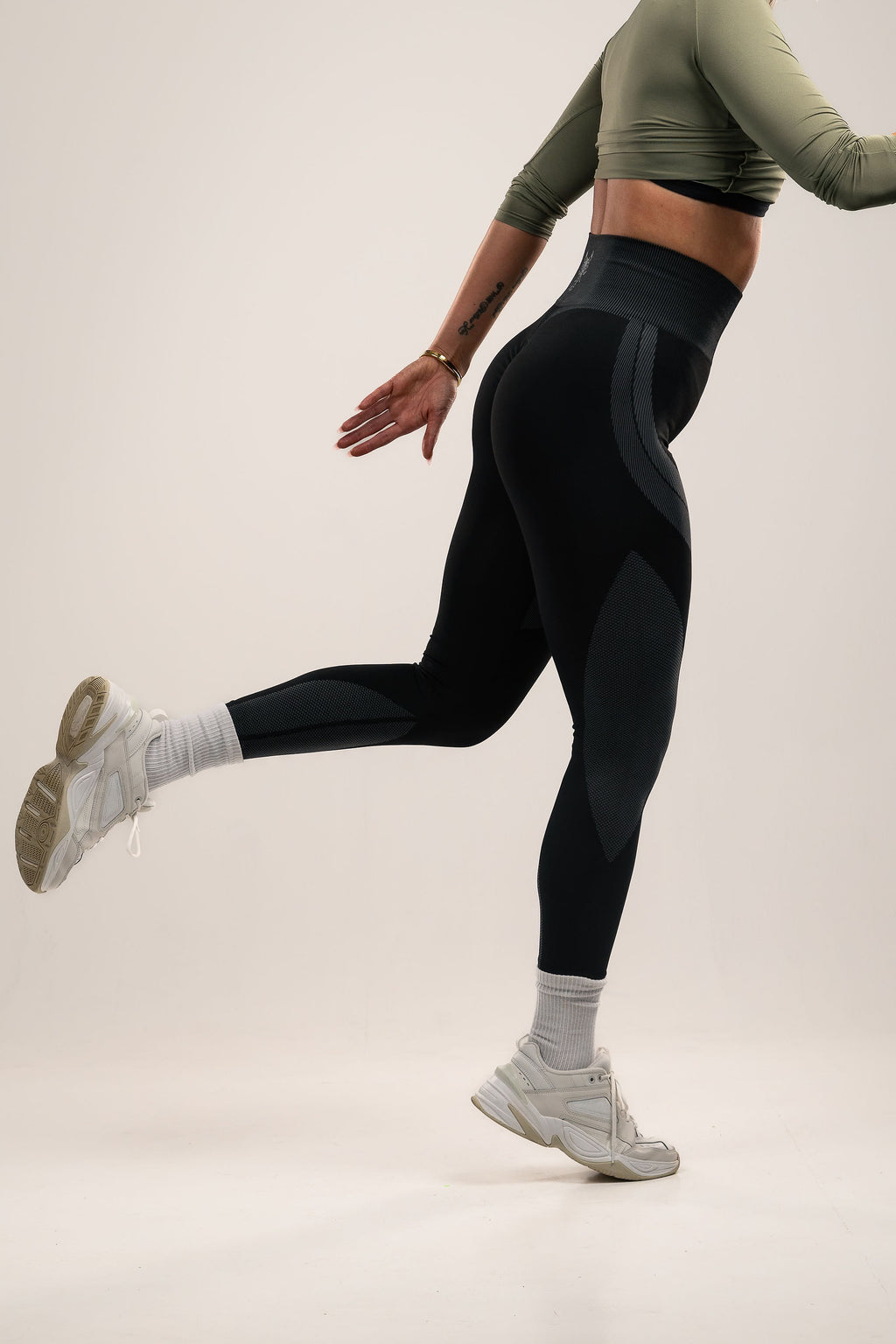 High-waist Black/Grey compression leggings, pattern feature