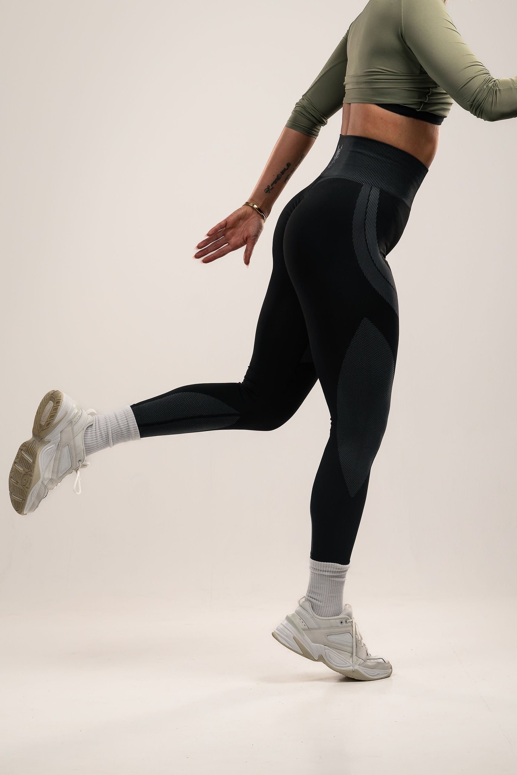 High-waist Black/Grey compression leggings, pattern feature