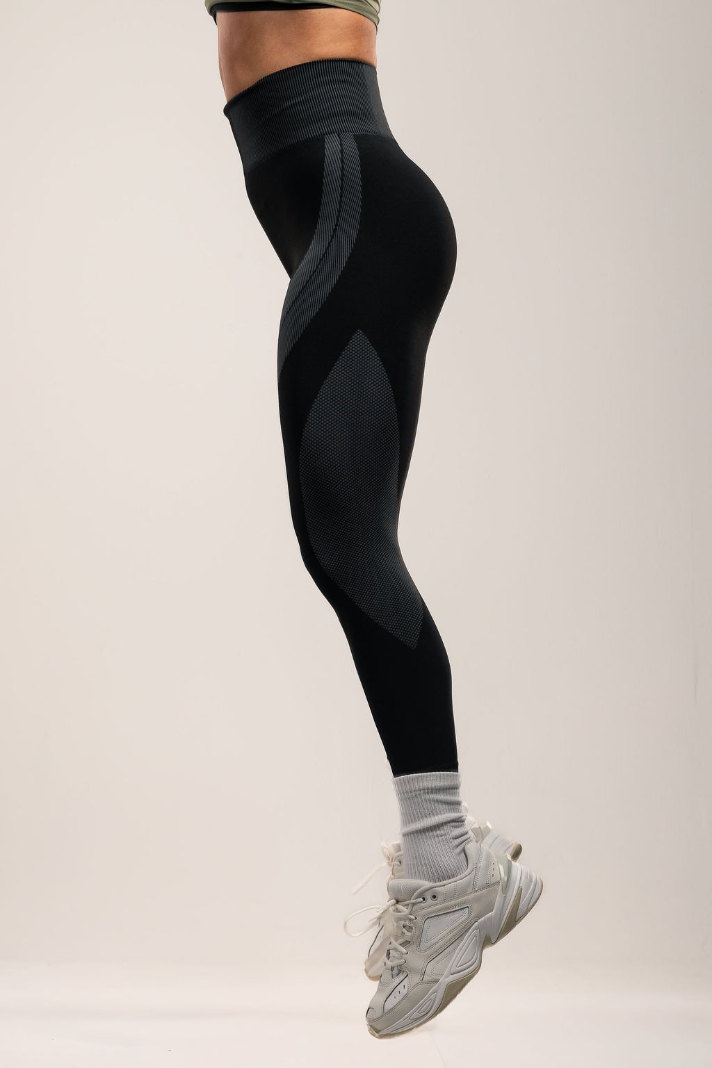 High-waist Black/Grey compression leggings, pattern feature