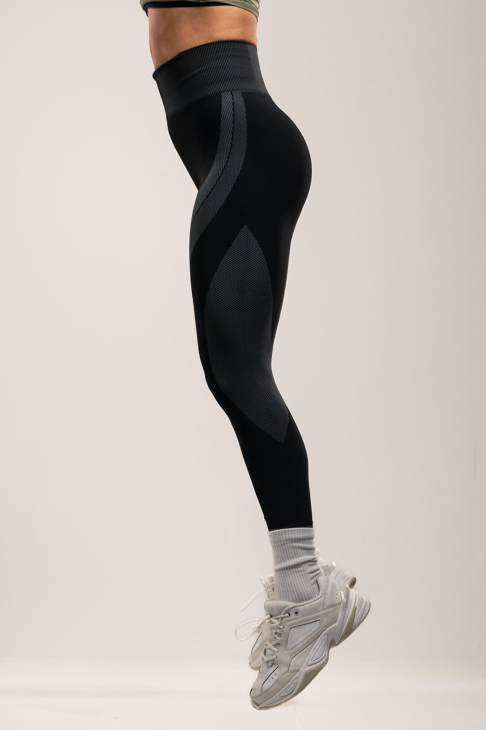 High-waist Black/Grey compression leggings, pattern feature