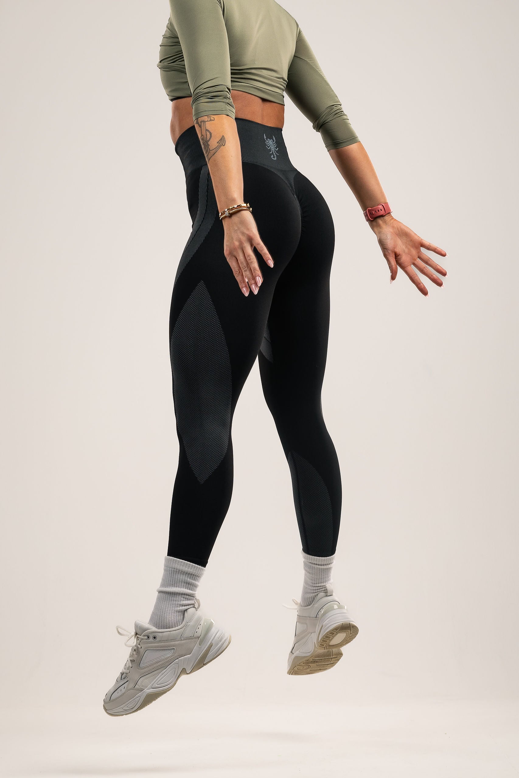High-waist Black/Grey compression leggings, pattern feature