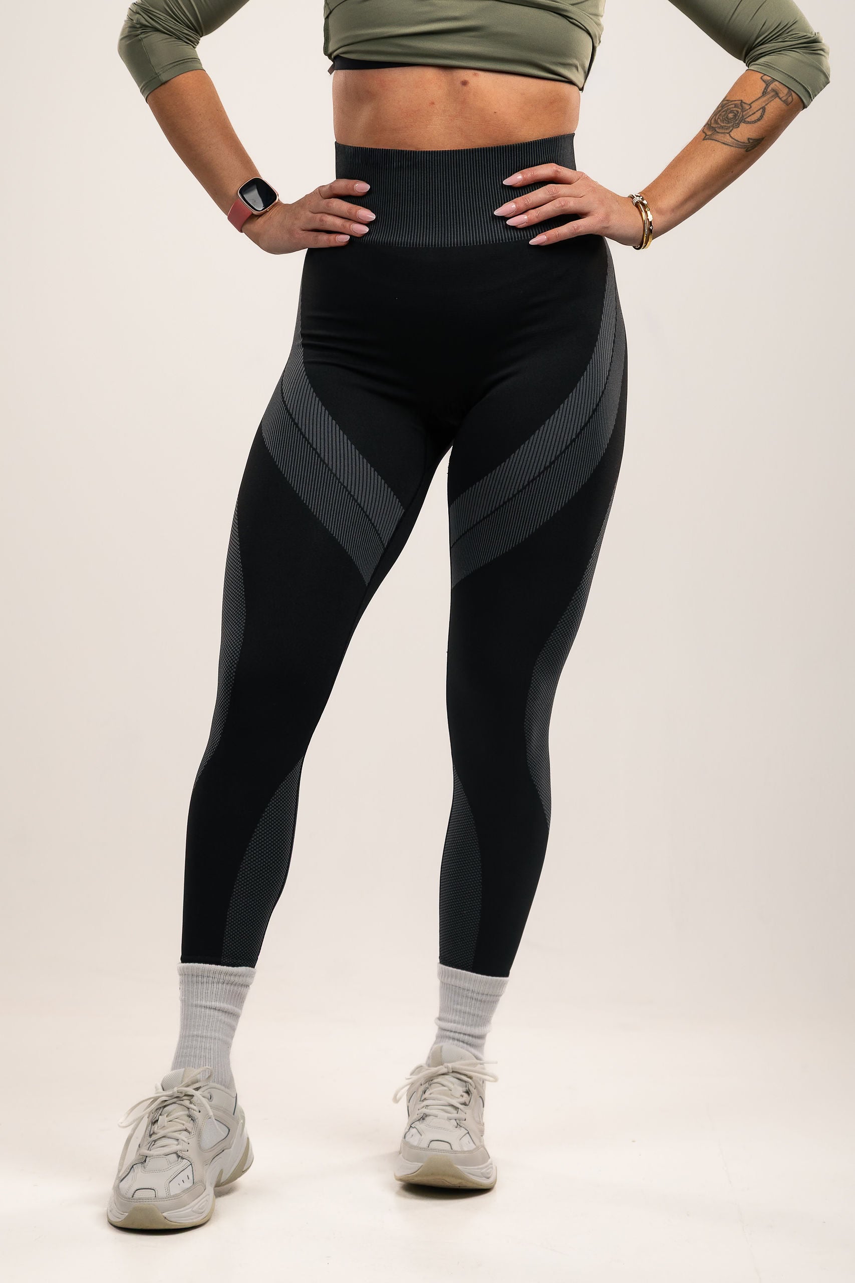 High-waist Black/Grey compression leggings, pattern feature