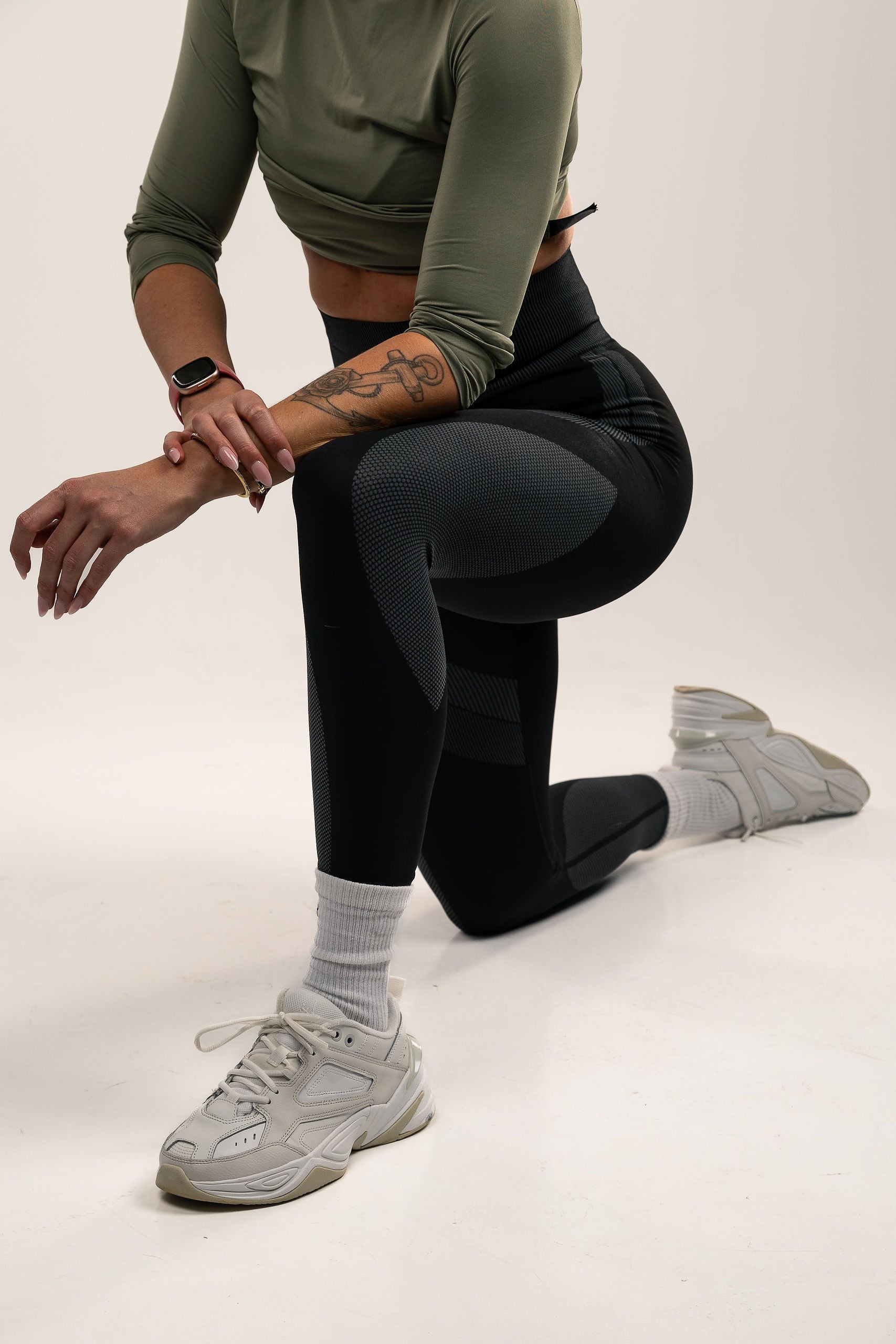 High-waist Black/Grey compression leggings, pattern feature
